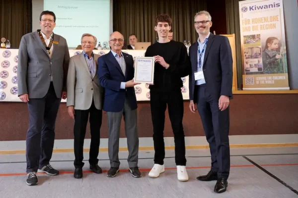 Gruppenbild bei der Kiwanis-Preisverleihung 2025 für Tutoring for All